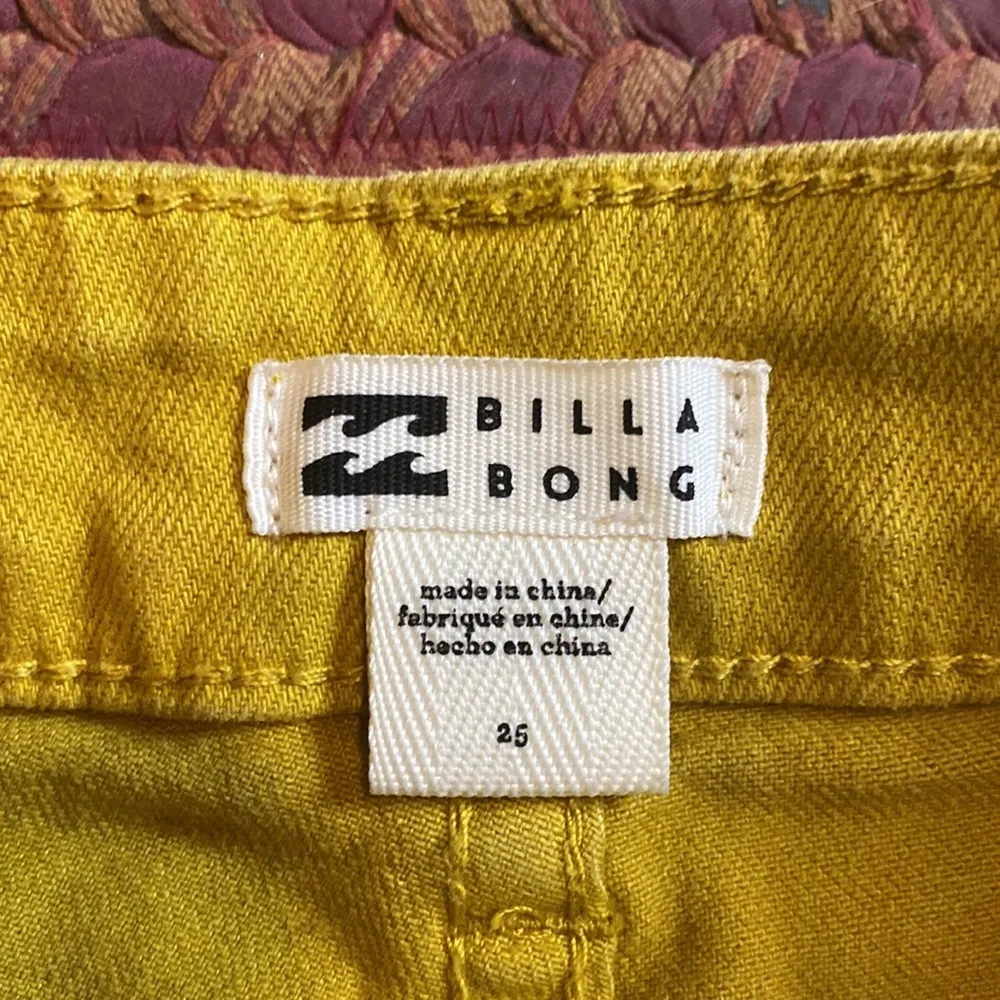 BILLABONG YELLOW BUTTON FRONT DISTRESSED CUT OFF SHORTS LOW RISE - Image 2