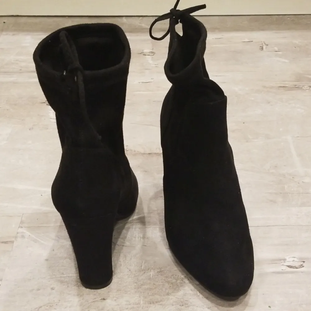 Charles David 💕💕 Black Microsuede Heel Booties - Image 3