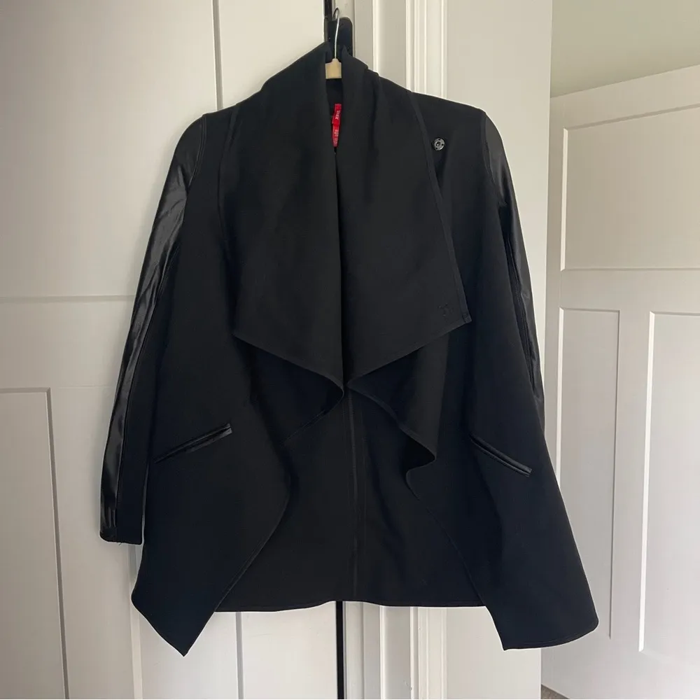 NWT SPANX DRAPE FRONT JACKET black faux leather open front snap - Image 4