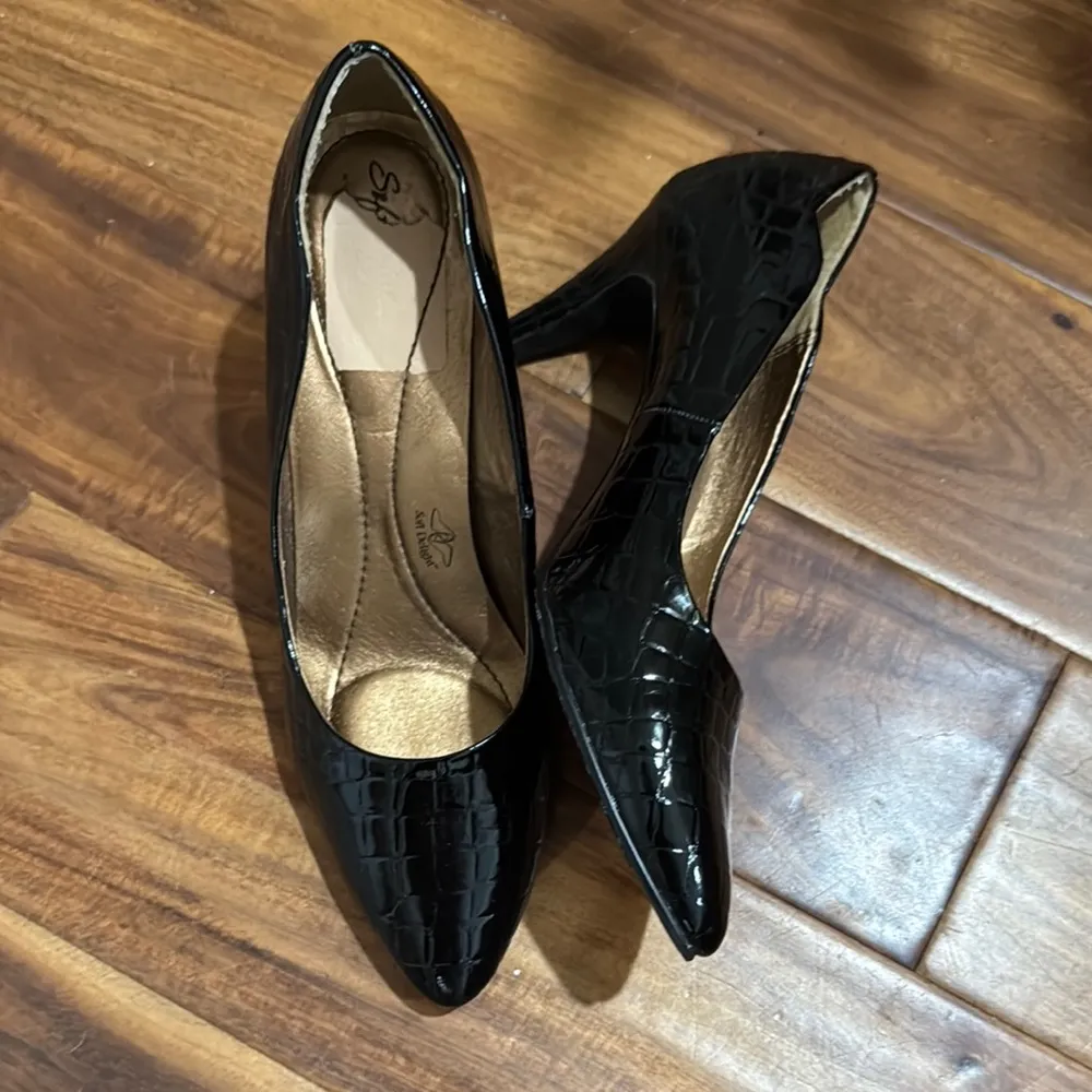 Life Stride Black Heels with Textured Design - Image 2