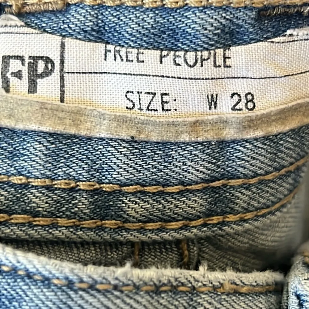 Free people frayed hem busted ripped knee light wash Cropped Jeans Size 28 - Image 7