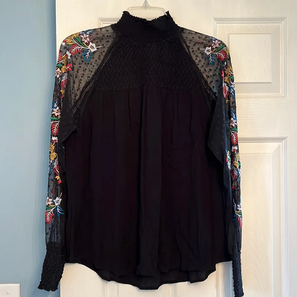 Ban Jara black top EUC - Image 3