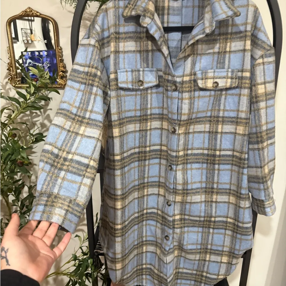 Simplee Apparel Plaid Shirt Jacket shacket in Blue and Tan size medium - Image 3