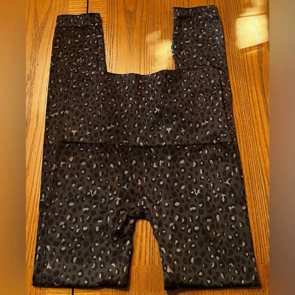 SPANX Look at Me Now Seamless Slimming Leggings in Olive Leopard Size Medium 6/8 - Image 6