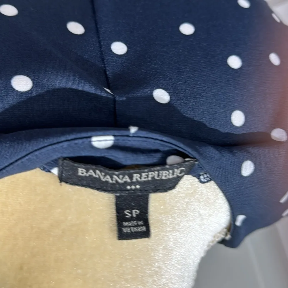 Banana Republic blue with white polka dots poly/spandex faux wrap dress. Size SP - Image 5