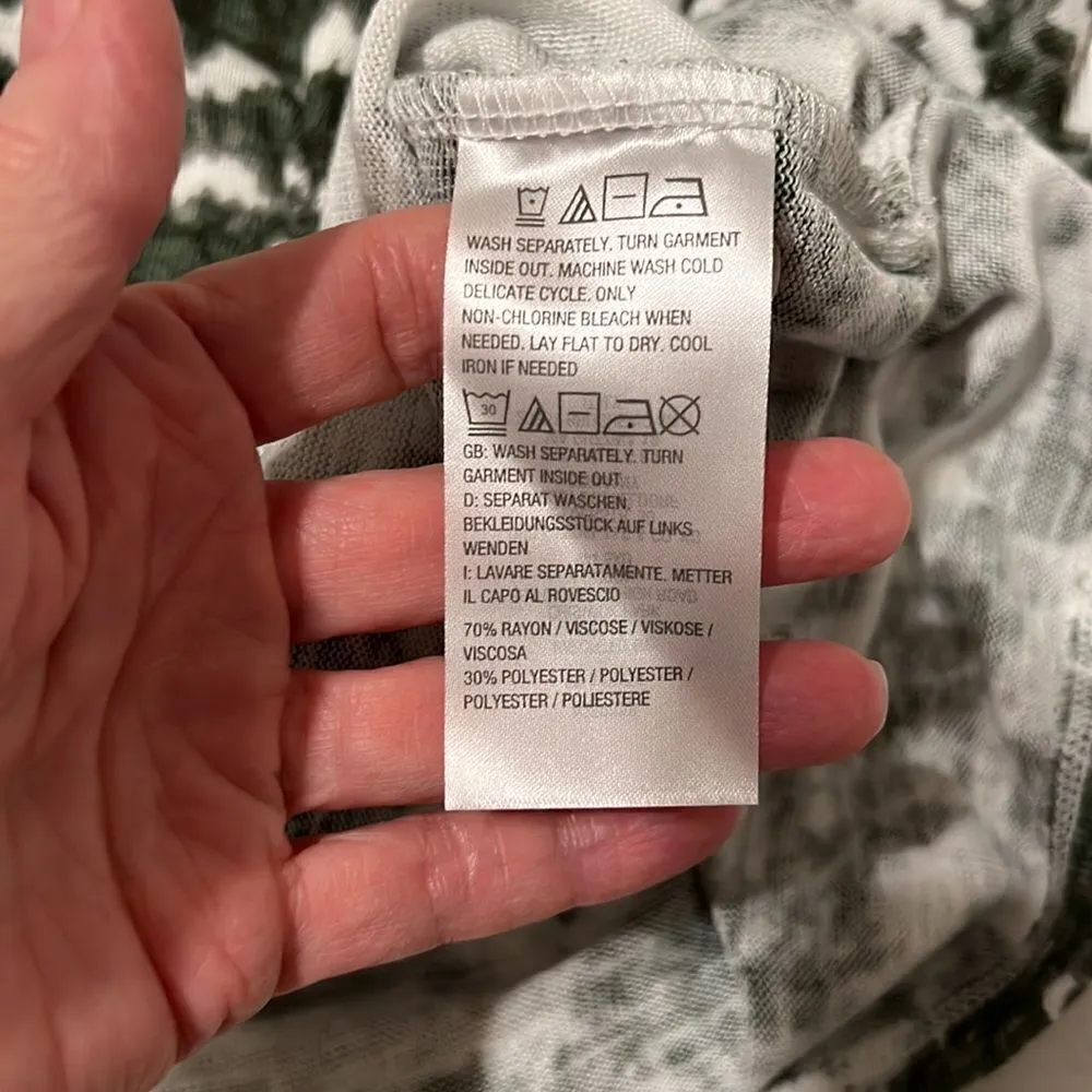 NWOT Belle by Kim Gravel LS V neck super soft lightweight green print T - Image 5