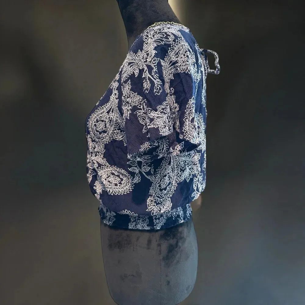 Anthropologie Paper Crane Womens medium Top navy blue paisley print Smocked Crop - Image 3