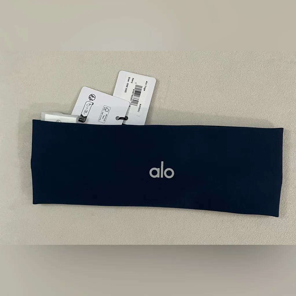 ALO Yoga NWT Airlift Headband Navy Blue Grips and scrunched back White Alo Logo - Image 2