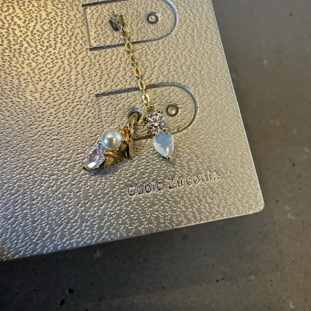 Nordstrom 6 Pack Moonstone Pearl Earing Party Color Clear White Gold Dragonfly - Image 2