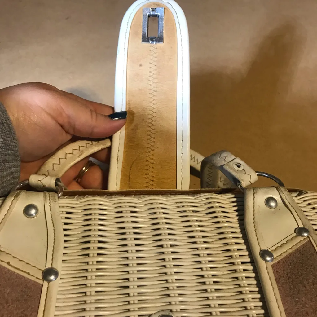 VINTAGE 1960'S STYLED BY BOUNTY WHITE WICKER WITH MAUVE & GRAY FAUX SUEDE BAG - Image 6