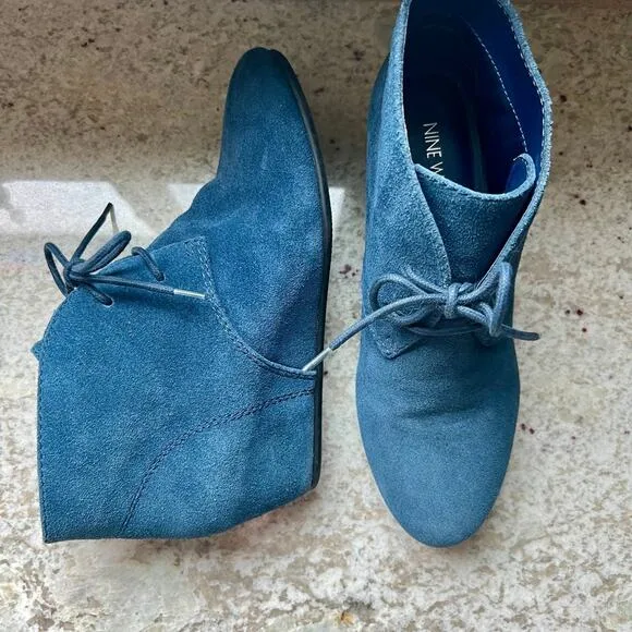 Nine West Faux Suede Lace Up Ankle Booties Wedge Navy Blue Women's 7 NWOT - Image 2