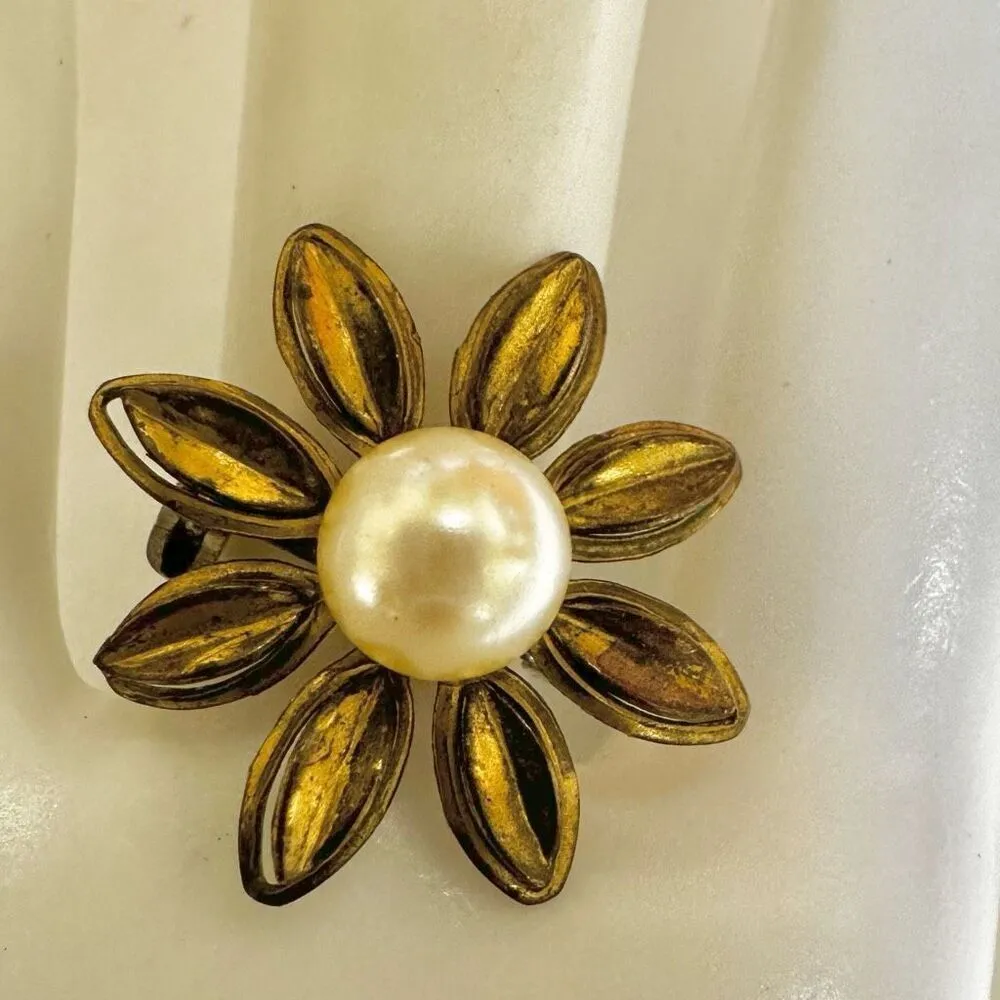 Vintage gold tone faux pearl flower brooch - Image 2