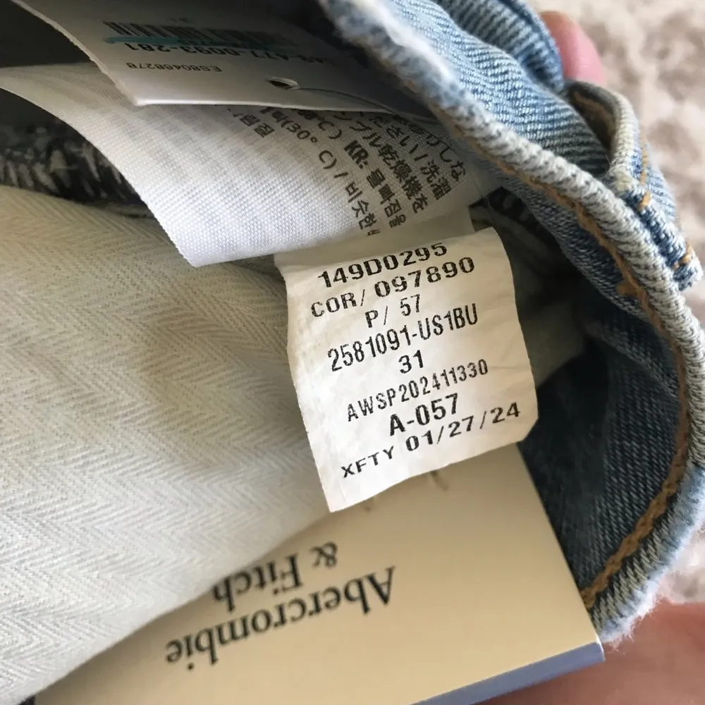 4” Denim Mom Short Distressed New with tags size 31 - Image 9