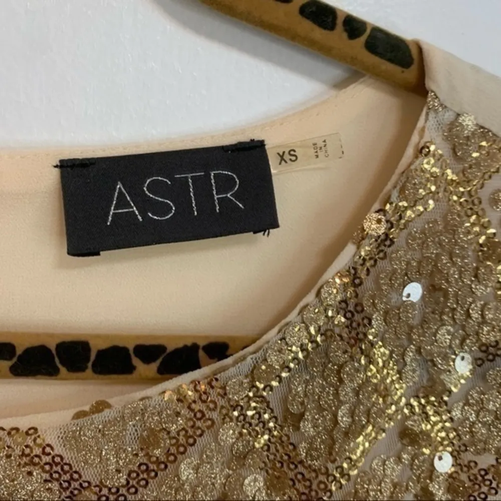 ASTR cropped sequin and lace top - Image 4