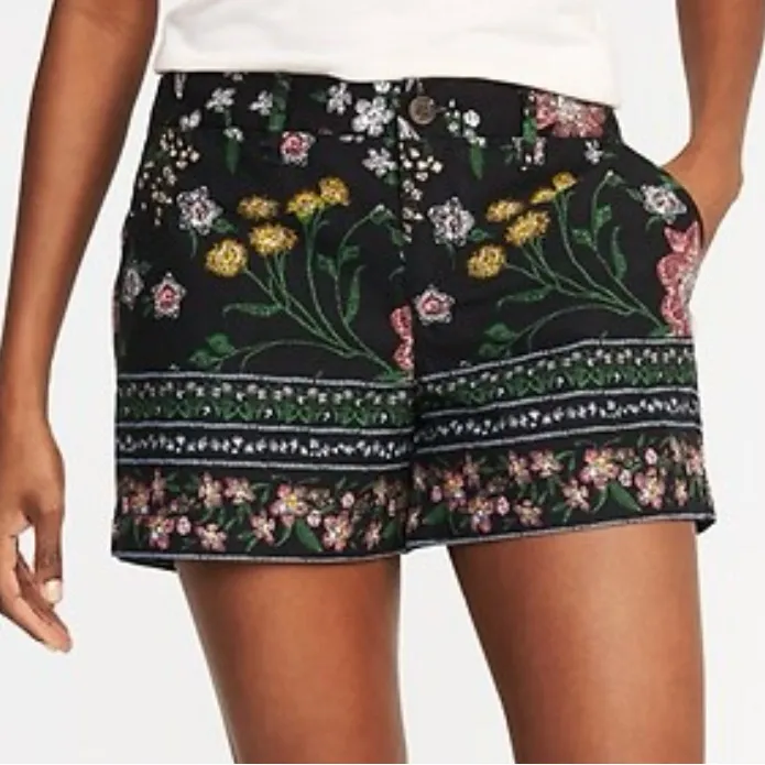 Old Navy Everyday Shorts floral pattern on black with pockets size 4 - Image 5