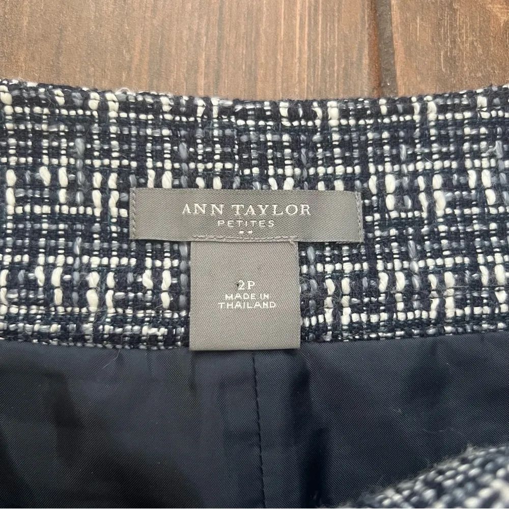 Ann Taylor Navy Blue and White Tweed Pencil Skirt size 2P - Image 2
