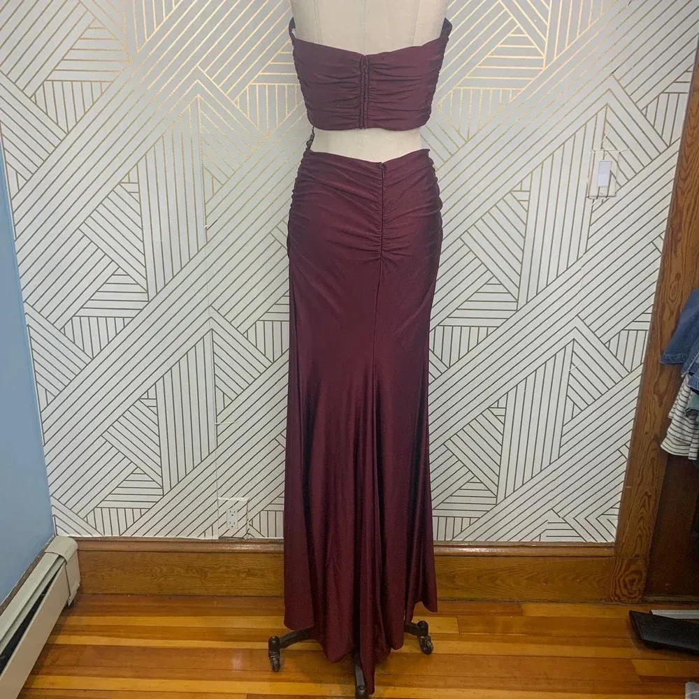 La Femme Strapless‎ Two-Piece Trumpet Gown in Dark Berry Size US 12 - Image 11