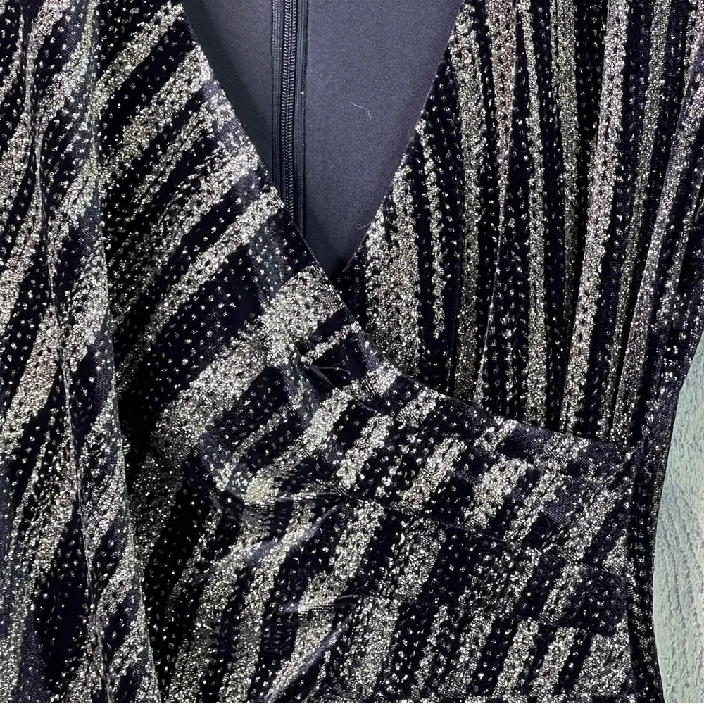 Calvin Klein Size 4 Deep V Gold & Black Long Sleeve Short Sheath Party Dress - Image 5