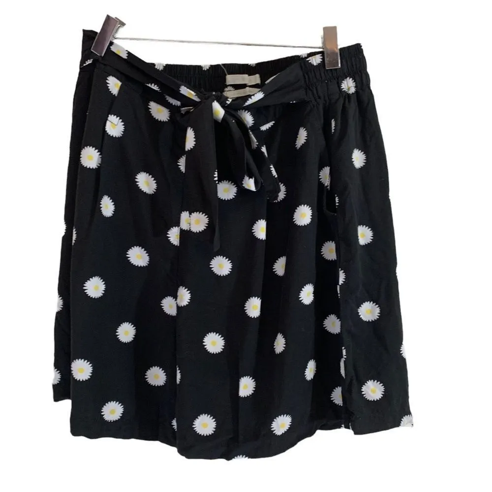 𝅺Urban‎ Outfitters Black Daisy Print High Rise Shorts- Large - Image 3