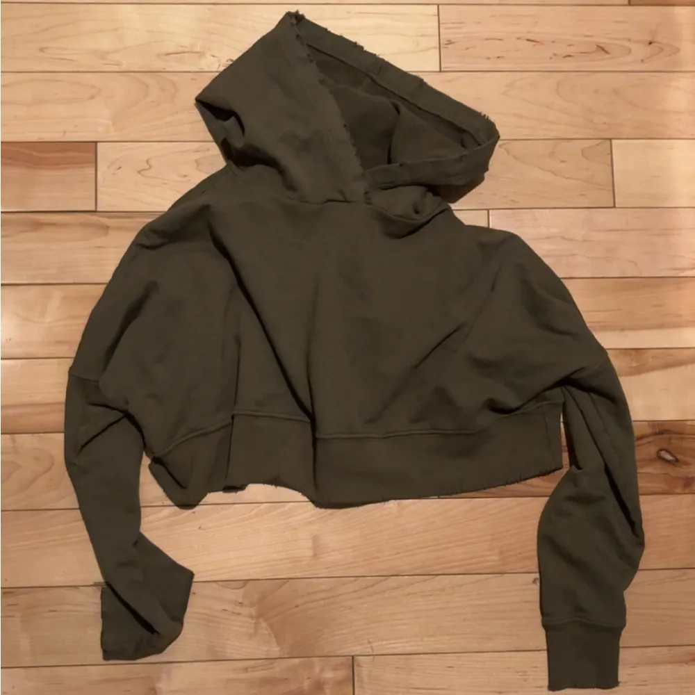 LULU’S KEEP MOVING OLIVE GREEN DISTRESSED CROPPED HOODIE - Image 2