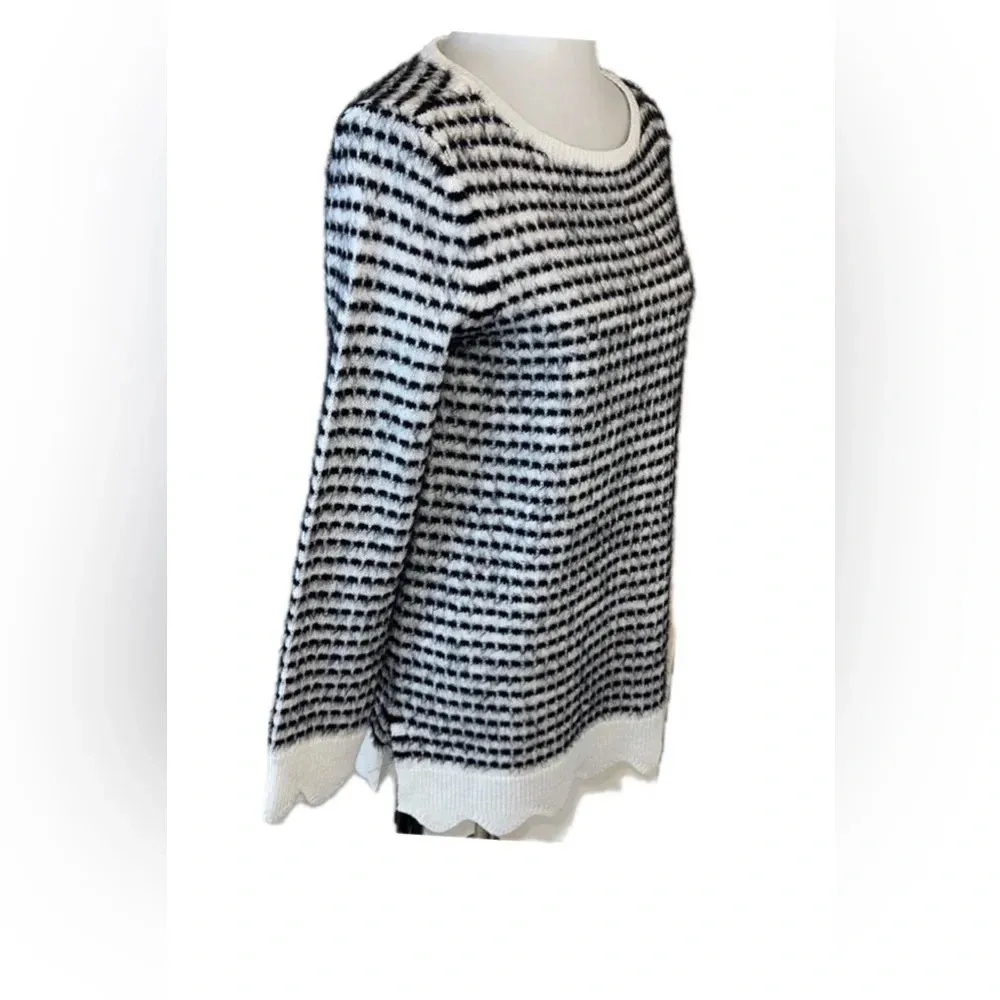 Elle black and white fuzzy sweater large - Image 3