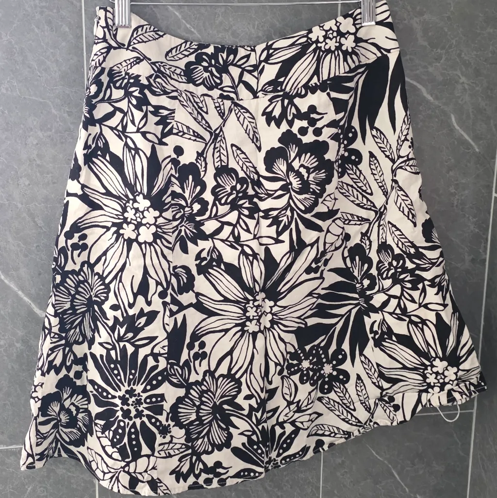 GAP Monochrome Floral Skirt - Image 2