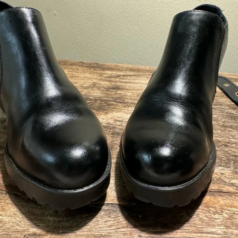 Vagabond chunky lug sole ankle boot / bootie size 40 - Image 2