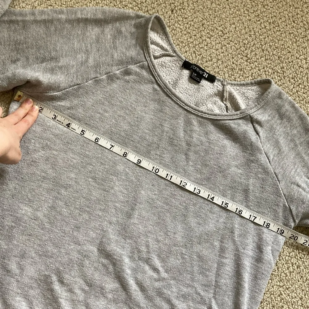 Forever 21 Grey Crewneck Sweater Size Small Cozy Pullover Athleisure Stretch EUC - Image 5