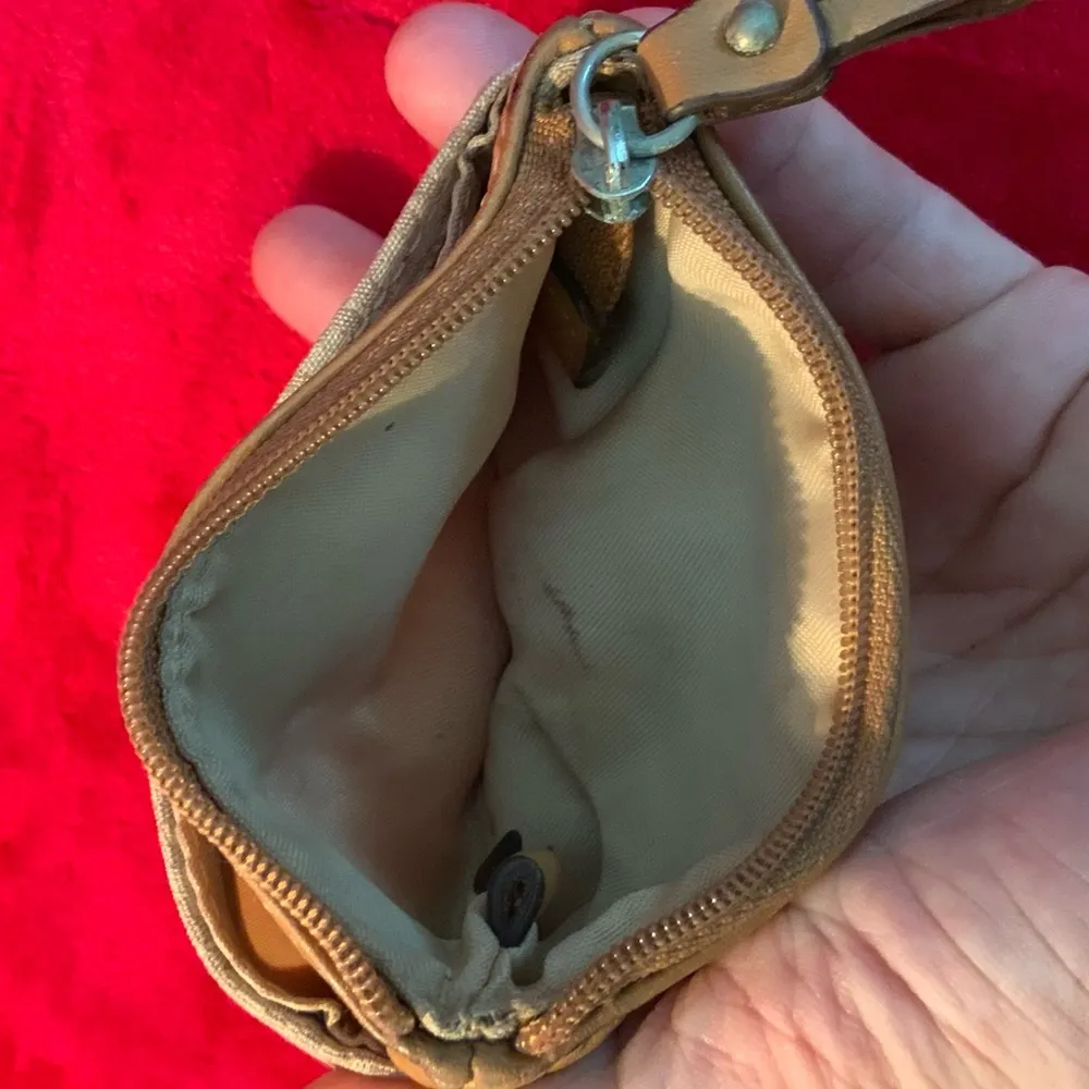 This is a very sweet vintage style distressed leather Fossil ID Wallet - Image 3