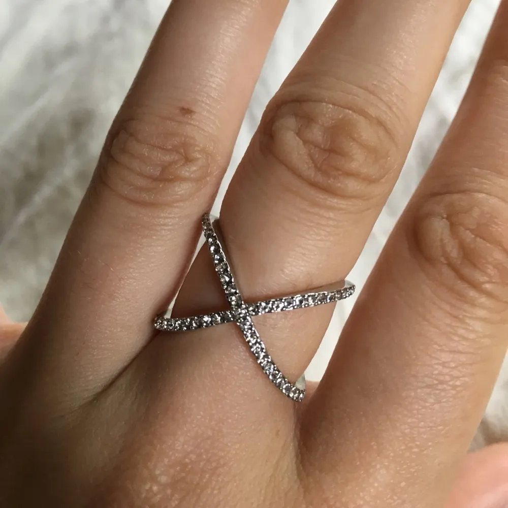 Claire’s Silver ring rhinestone accents x shaped Size 8 - Image 4