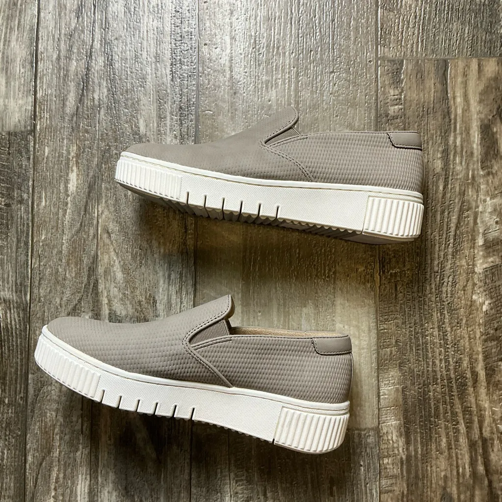 Women’s Tan Slip-On Shoes Size 7 - Image 5