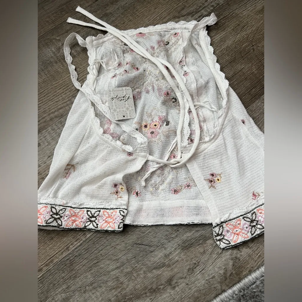 NWT free people garden party top in ivory Embroidered White Crop Top - Image 8