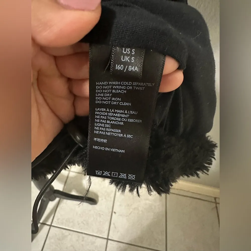 BDG teddy cropped hoodie black size small. Wore 2 times but too small.Still good - Image 7