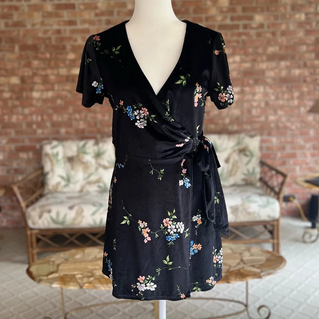 Urban Outfitters Velvet Wrap Mini Dress Black Floral Short Sleeve S V-Neck Party - Image 3