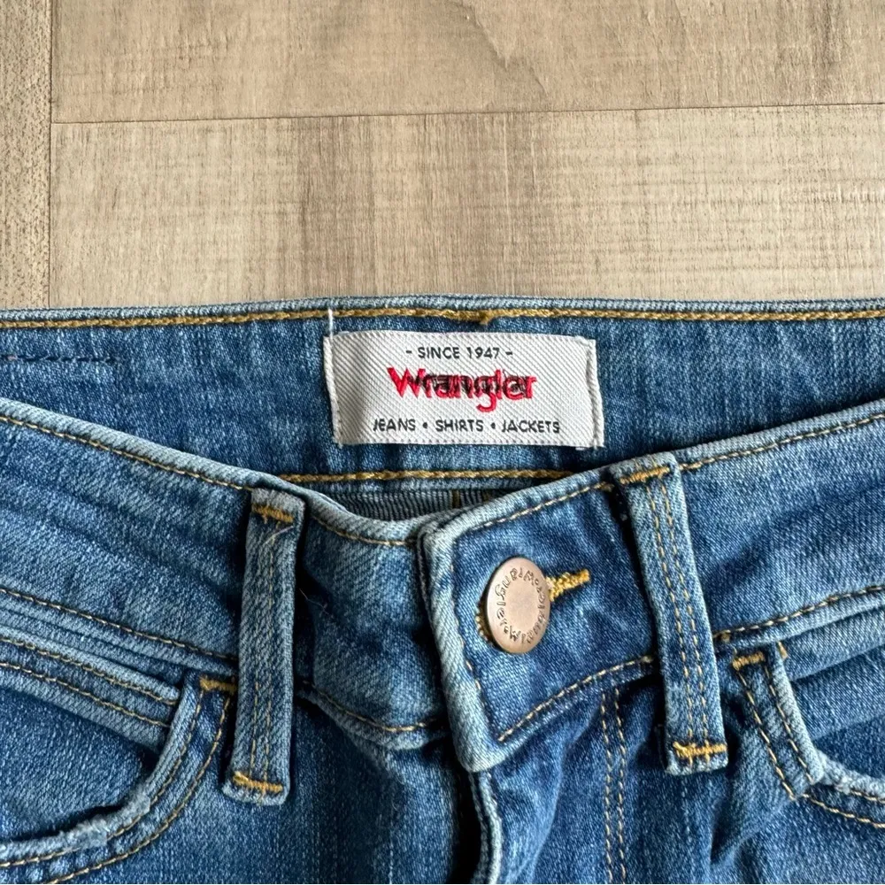 NWOT Wrangler High Rise Vintage Taper Mom Jeans Sz 10 Distressed Medium Wash - Image 9