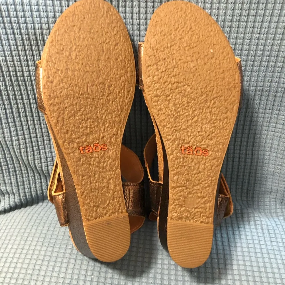 Taos Carousel Sandals Women's 10 Metallic Leather Snake Print Wedge Heels Gold - Image 5