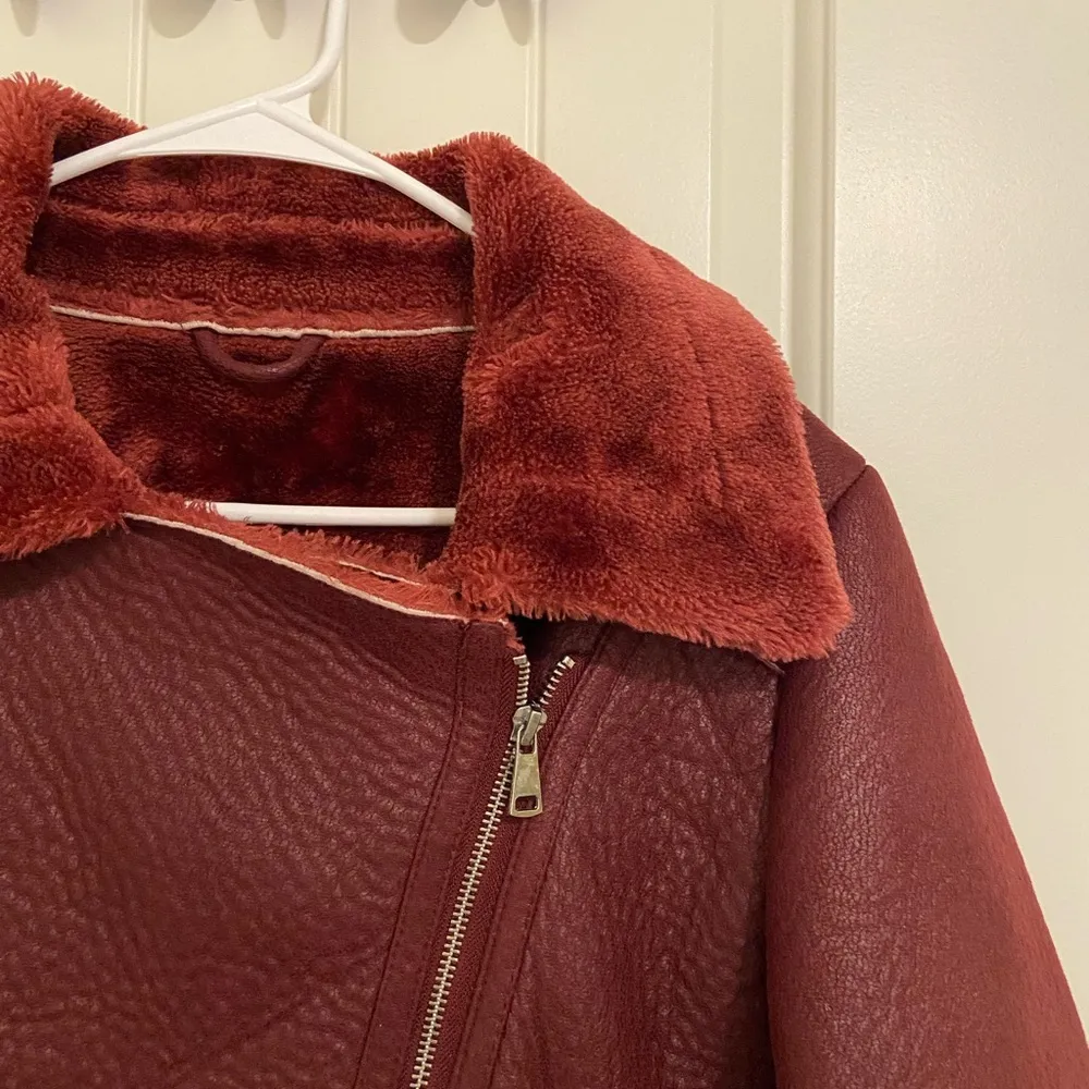 EUC | Robert Philippe women’s burgundy faux shearling lined belt jacket — medium Red - Image 4