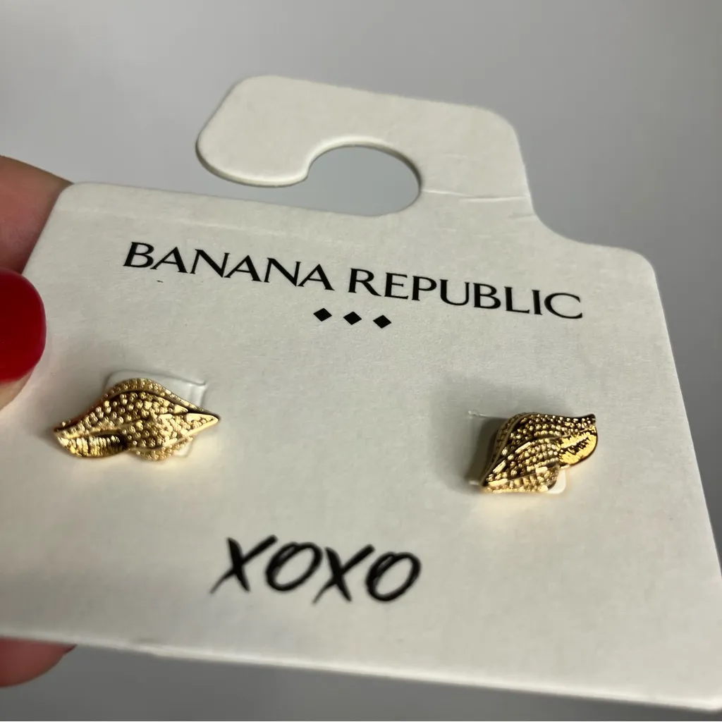 Banana‎ Republic factory seashell stud earrings gold women’s new in package - Image 2