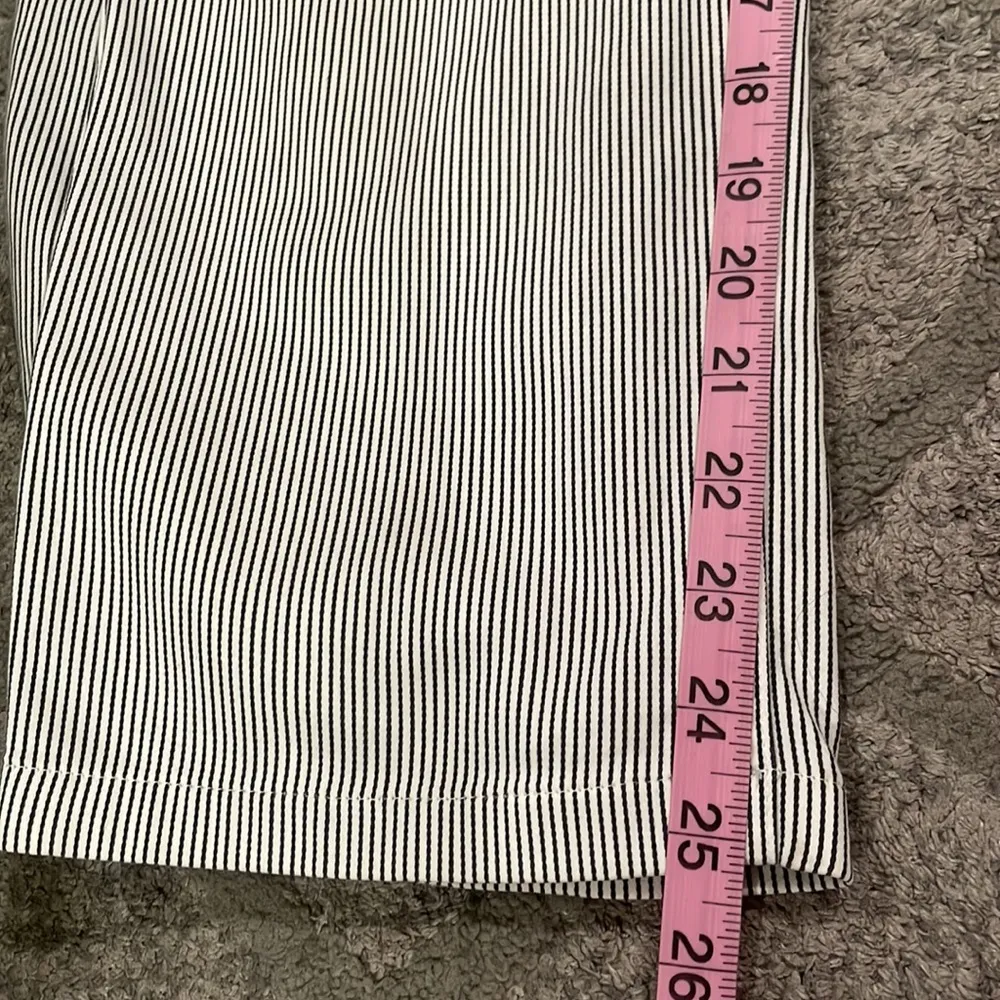 Ankle cropped white with navy blue pinstripe soft and lightweight jean high rise Size 8 - Image 6