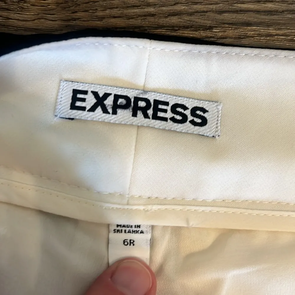 Express Women’s Stylish Off White Pants with Black Waistband Size 6 - Image 3