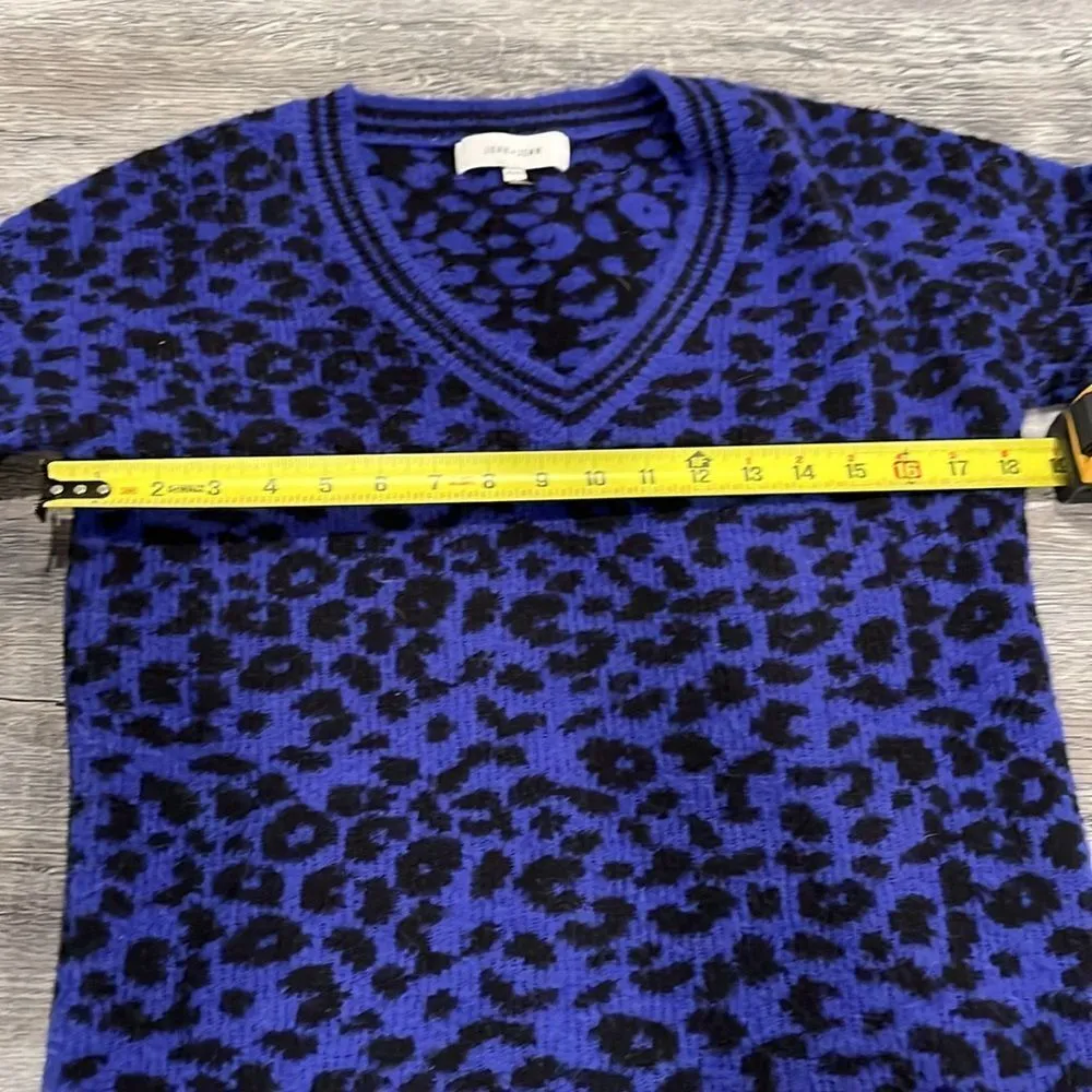 Evereve John + Jenn Leopard Print V-Neck Sweater - Blue and Black XS - Image 7