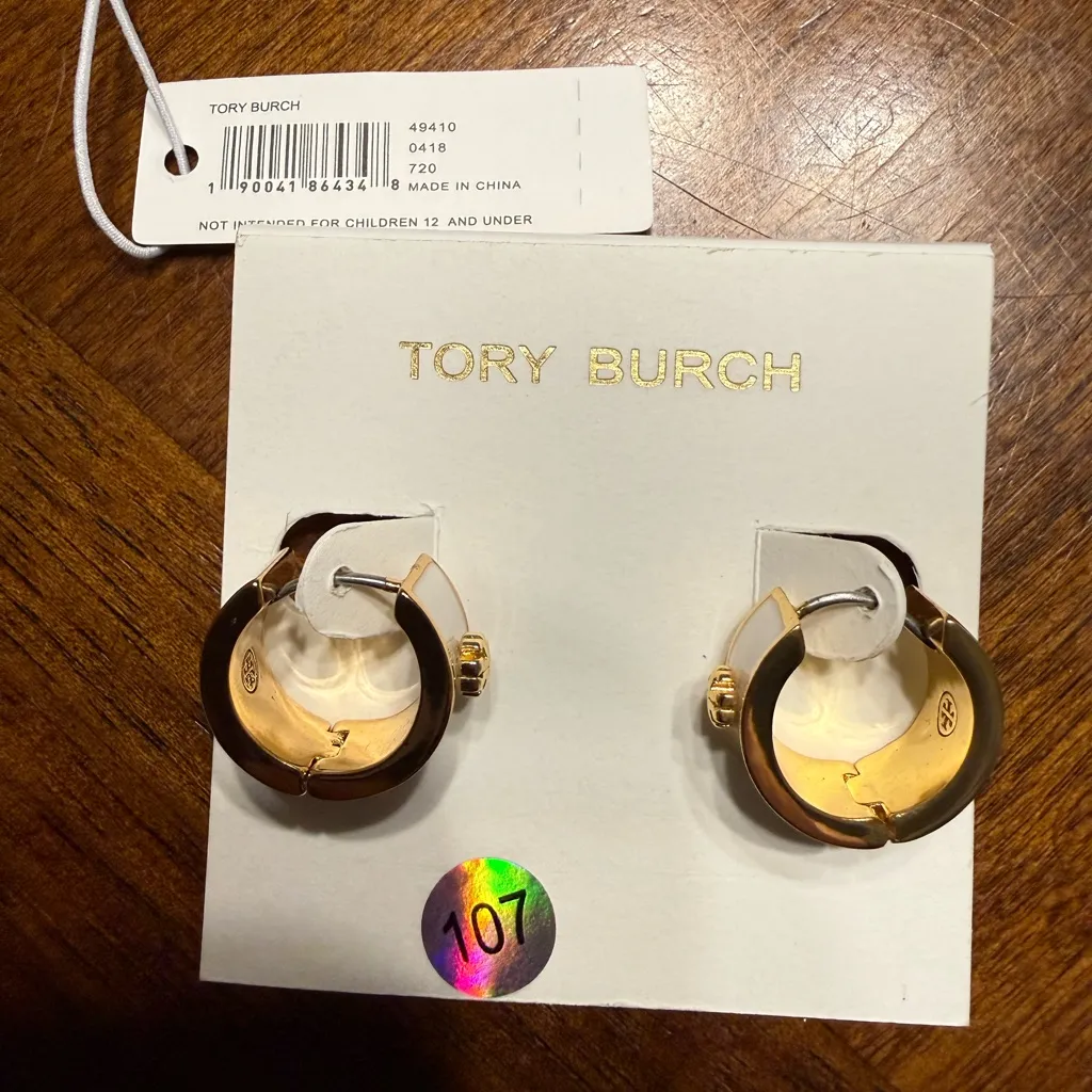 Tory Burch Kira enamel huggie hoop earrings with a signature Double T logo - Image 2