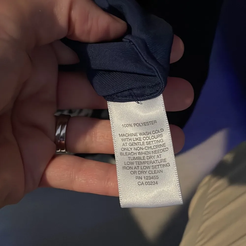 LORD & TAYLOR Navy Blue V-Neck Blouse Size Small - Image 6