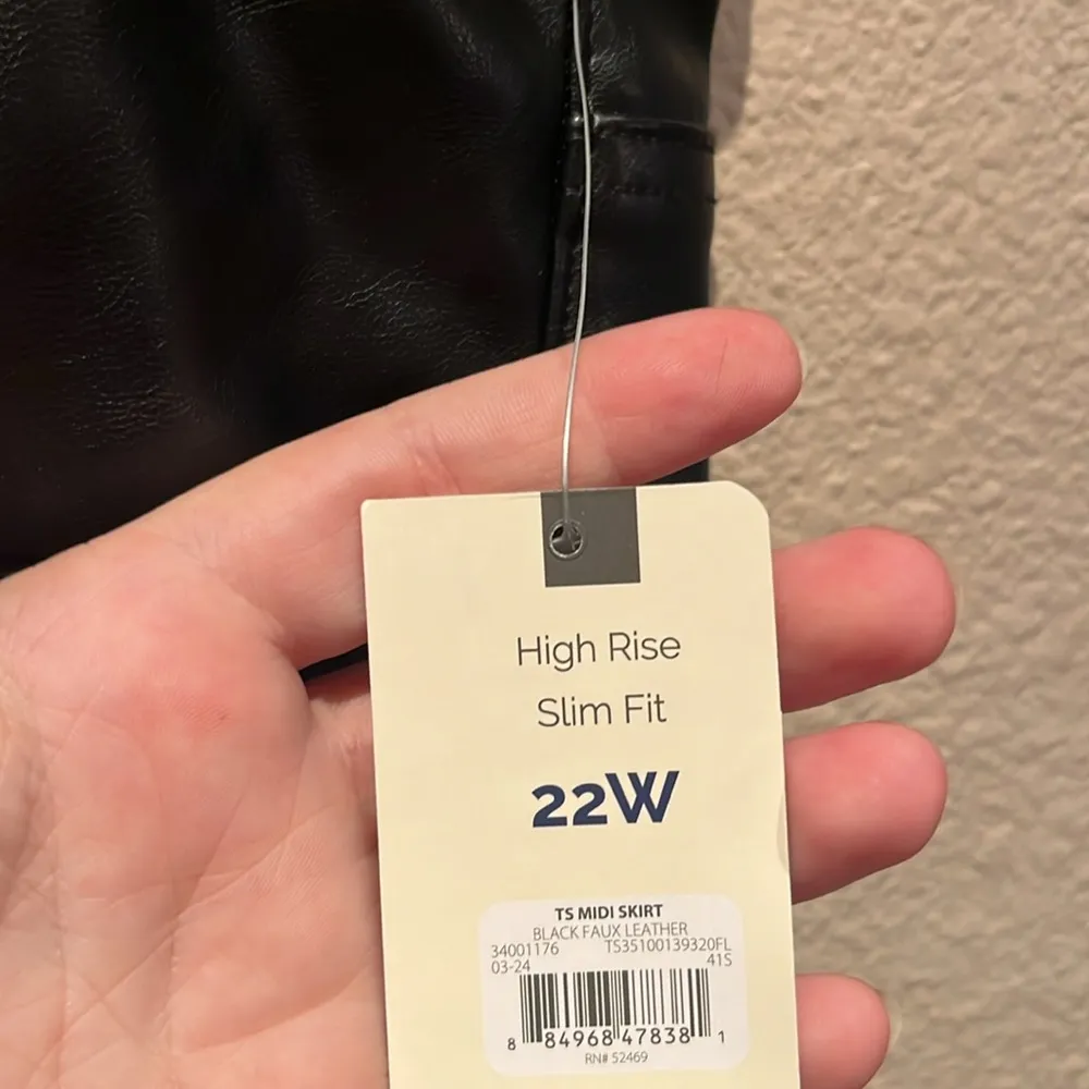 New Time and Tru Wonen’s High Rise Faux Leather Black MidiSkirt Size 22W NWT - Image 14