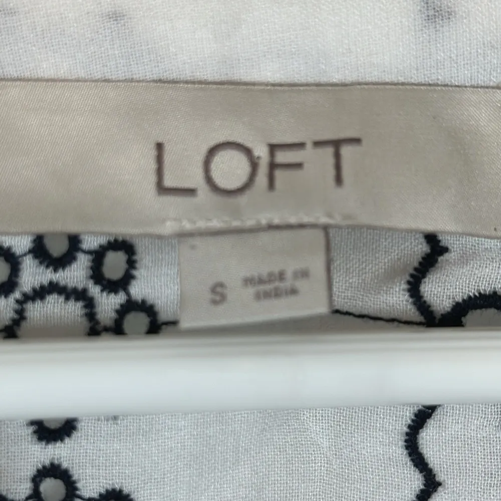 Loft Black White Embroidered Eyelet Puffy Sleeve V-Neck Blouse Size Small EUC - Image 6