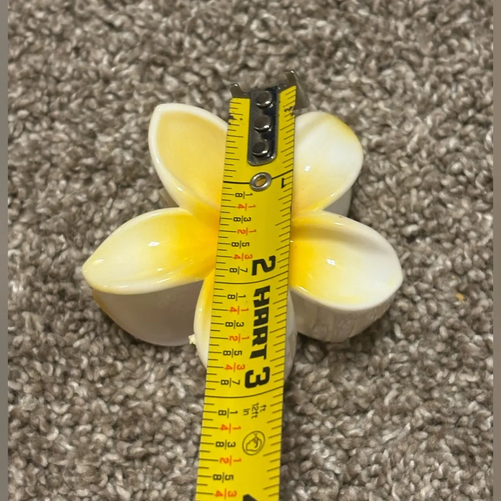 (No Brand) Plumeria Flower Yellow/White Claw Clip: 3” Yellow - Image 6