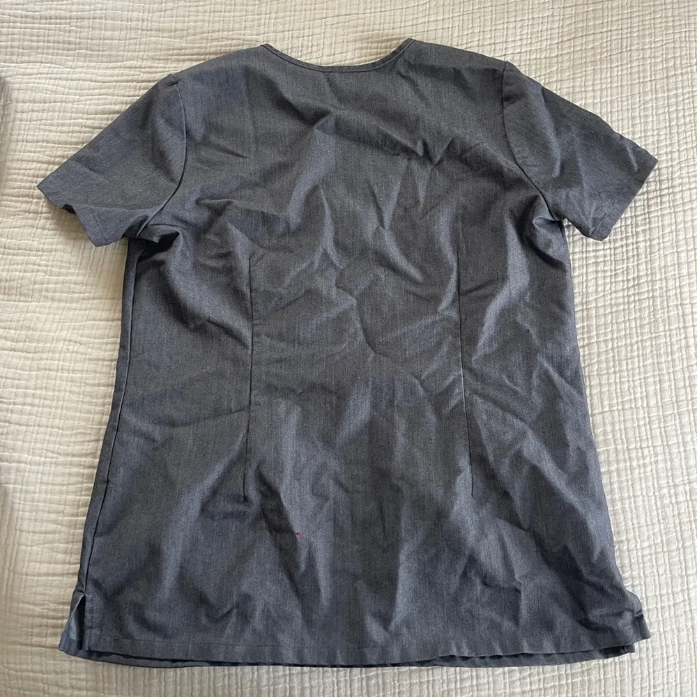 FIGS technical collection Gray scrub top Shirt woman’s size small - Image 5