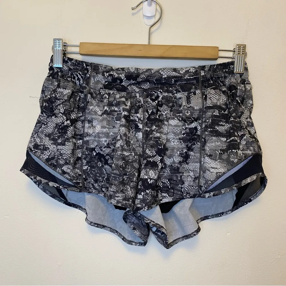 LULULEMON Hotty Hot Low Rise Active Short II 2.5” Lined Lace Starlight Black 8 - Image 3