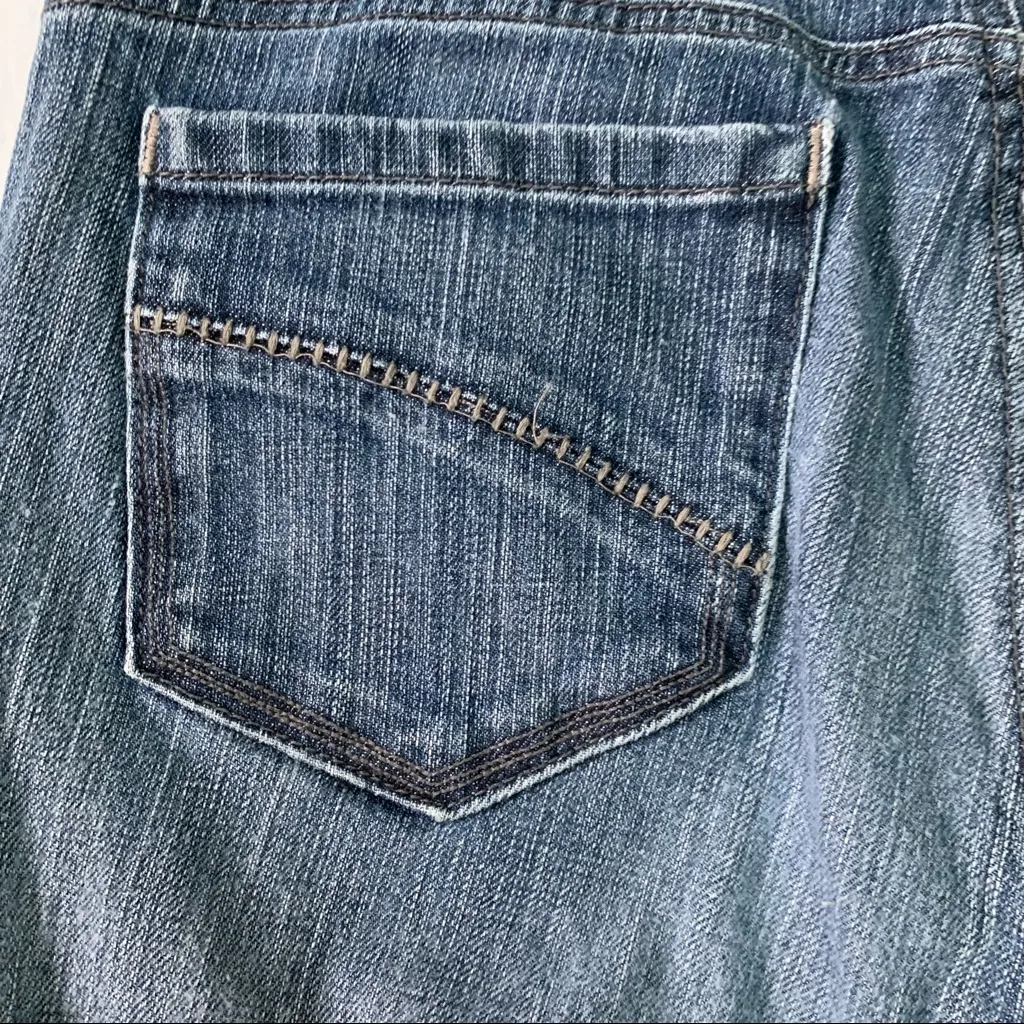 DKNY cropped 5 pocket medium wash denim jeans with embroidered pockets Size 8 - Image 6