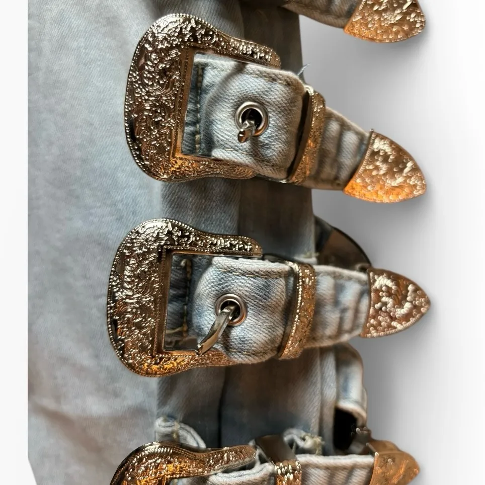 AKIRA All About Buckles Wide Leg Jean 15/31”
Light Wash Stretch Western Buckle - Image 12